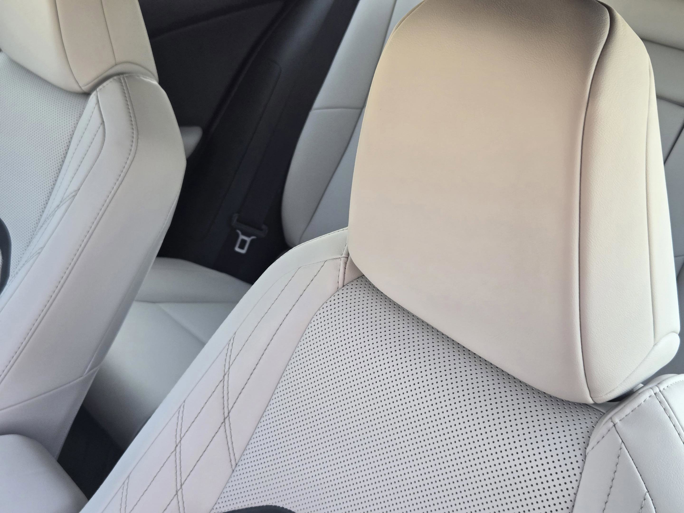 Certified 2025 Lexus UX 300h FWD w/ Accessory Package (Z1) image 21