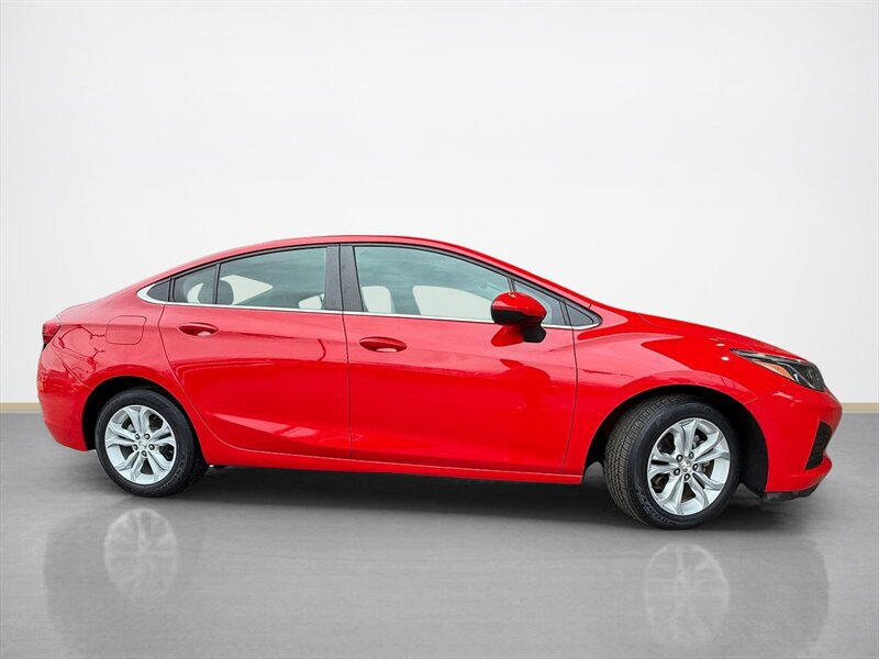 Used 2019 Chevrolet Cruze LT image 2