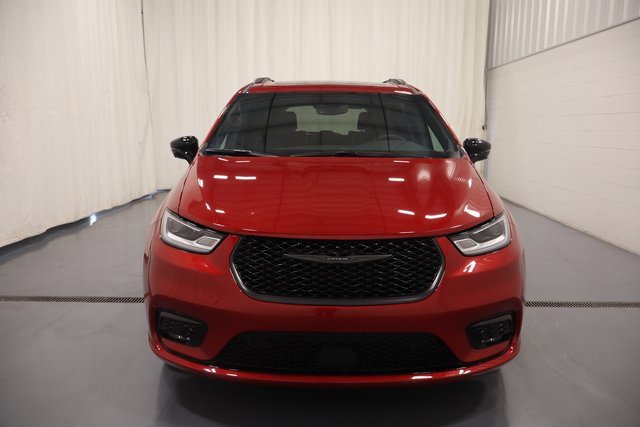 New 2026 Chrysler Pacifica Limited image 3