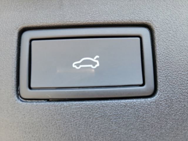 Used 2025 Volkswagen Tiguan SE w/ Panoramic Sunroof Package image 10