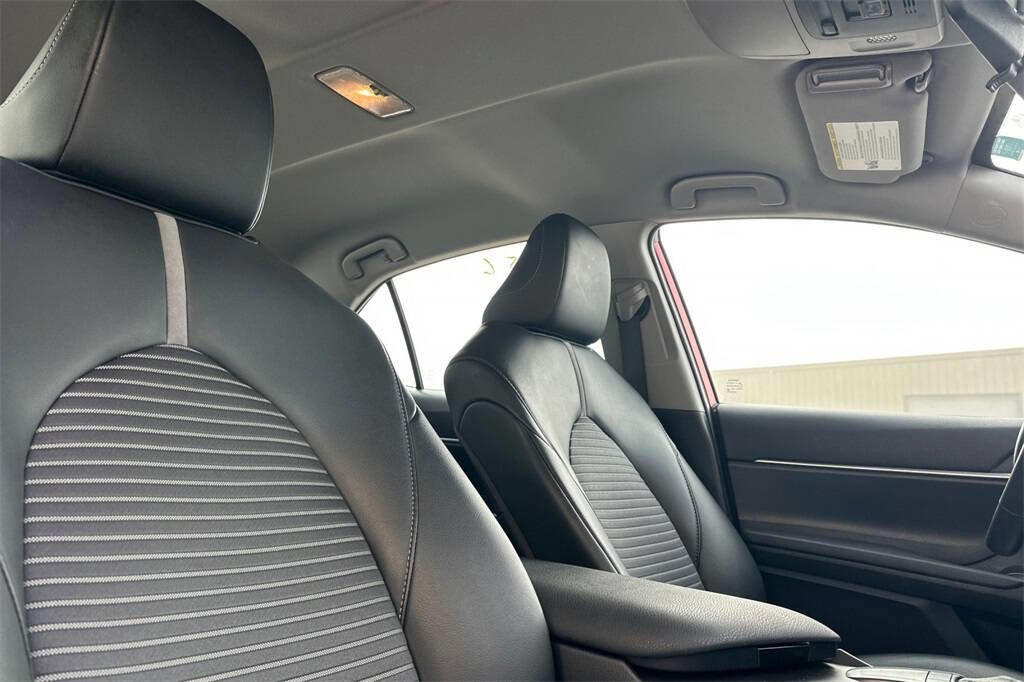 Used 2024 Toyota Camry SE image 16