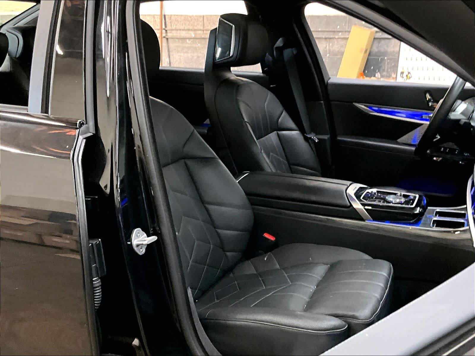 Used 2023 BMW i7 xDrive60 AWD/4WD image 10