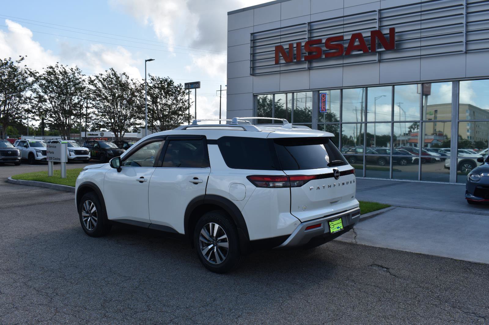 Used 2024 Nissan Pathfinder SL FWD image 6