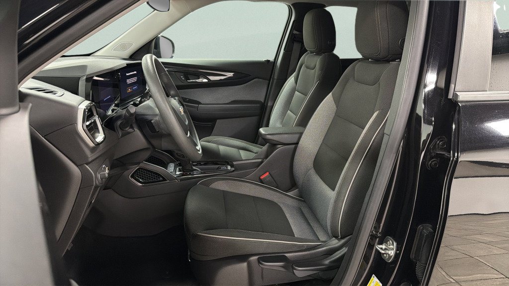 Used 2025 Chevrolet TrailBlazer LT FWD image 16
