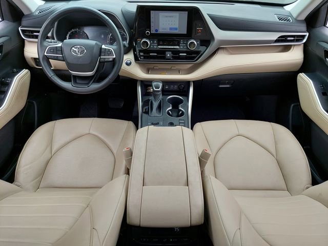 Used 2024 Toyota Highlander XLE FWD image 25