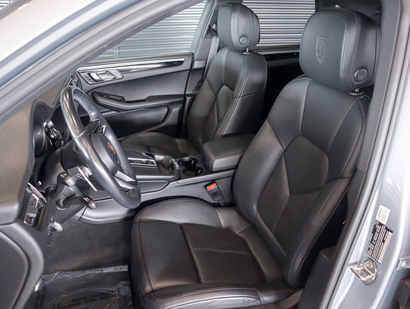 Certified 2022 Porsche Macan AWD/4WD image 5
