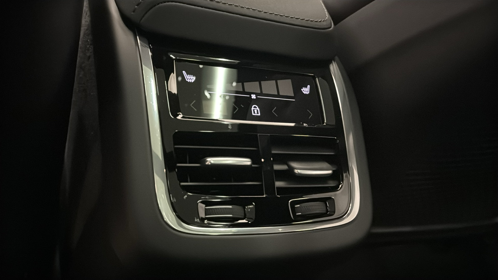 New 2026 Volvo XC60 B5 Ultra w/ Protection Package Premier AWD/4WD image 28