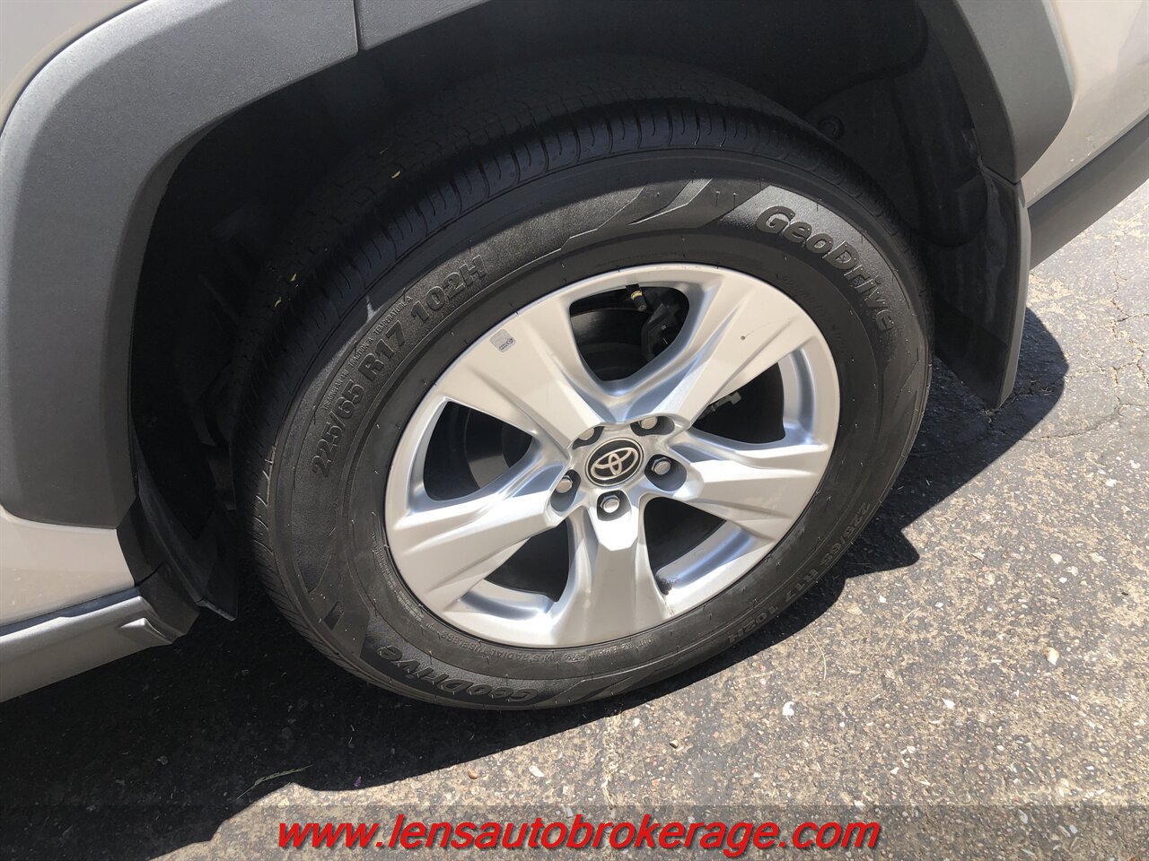 Used 2021 Toyota RAV4 XLE AWD/4WD image 23