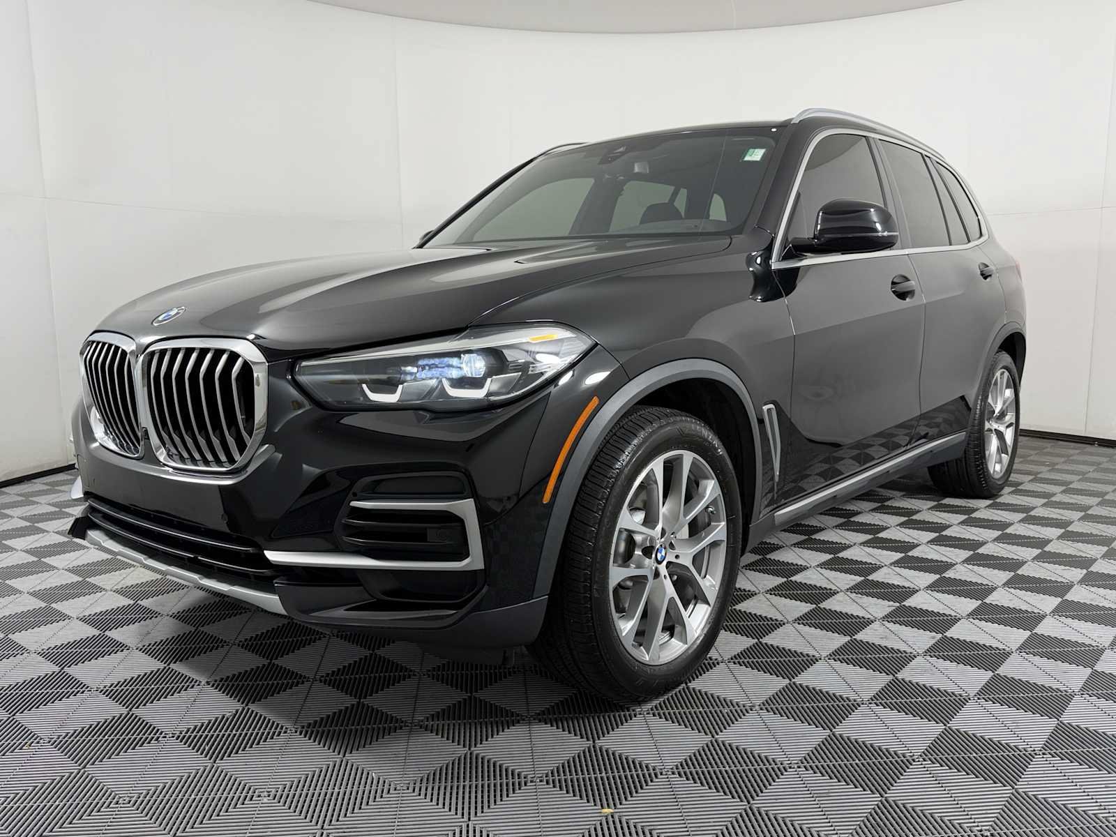 Used 2023 BMW X5 sDrive40i w/ Premium Package RWD image 3