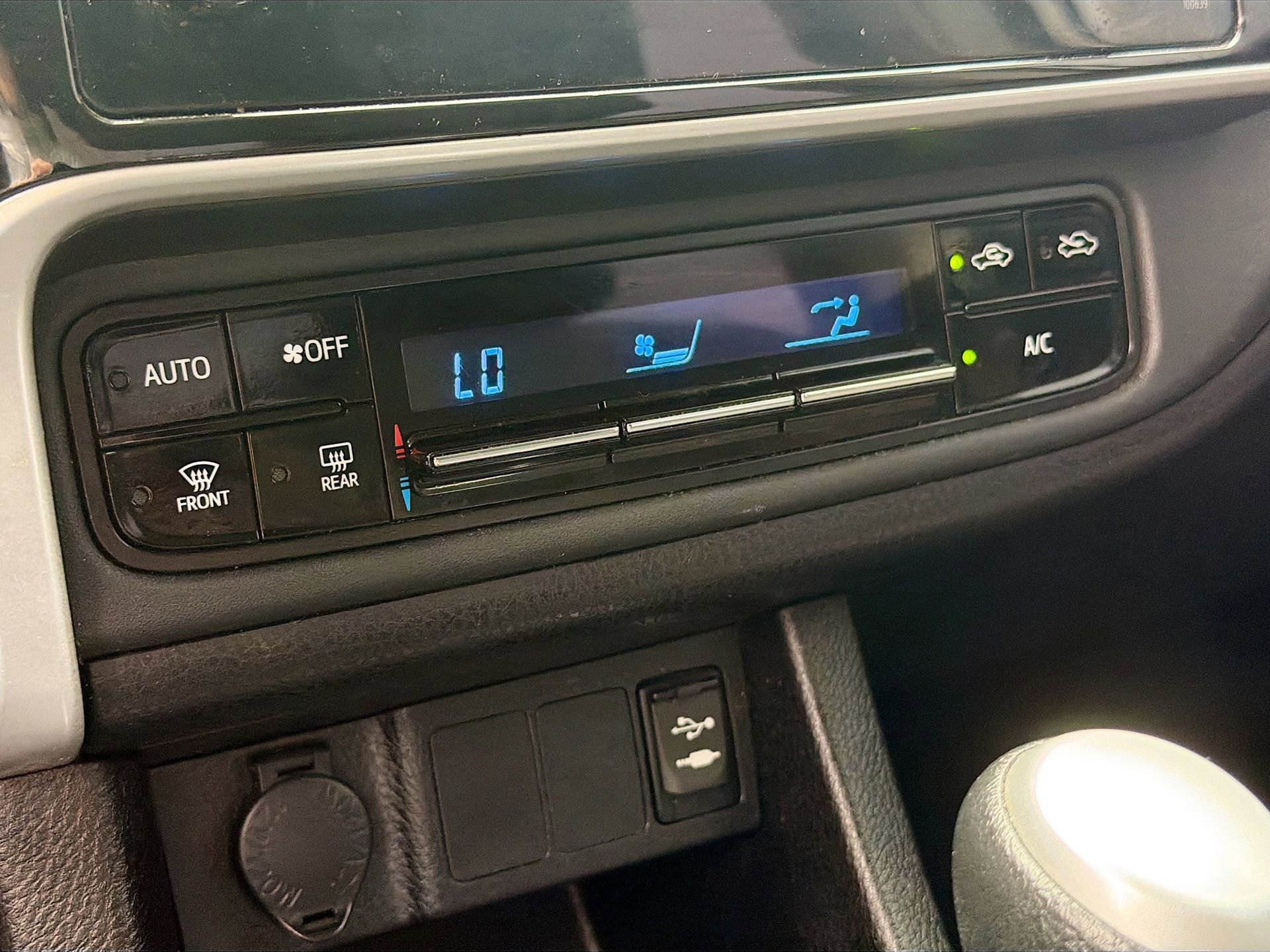 Used 2019 Toyota Corolla LE w/ Carpet Mat Package (TMS) image 17