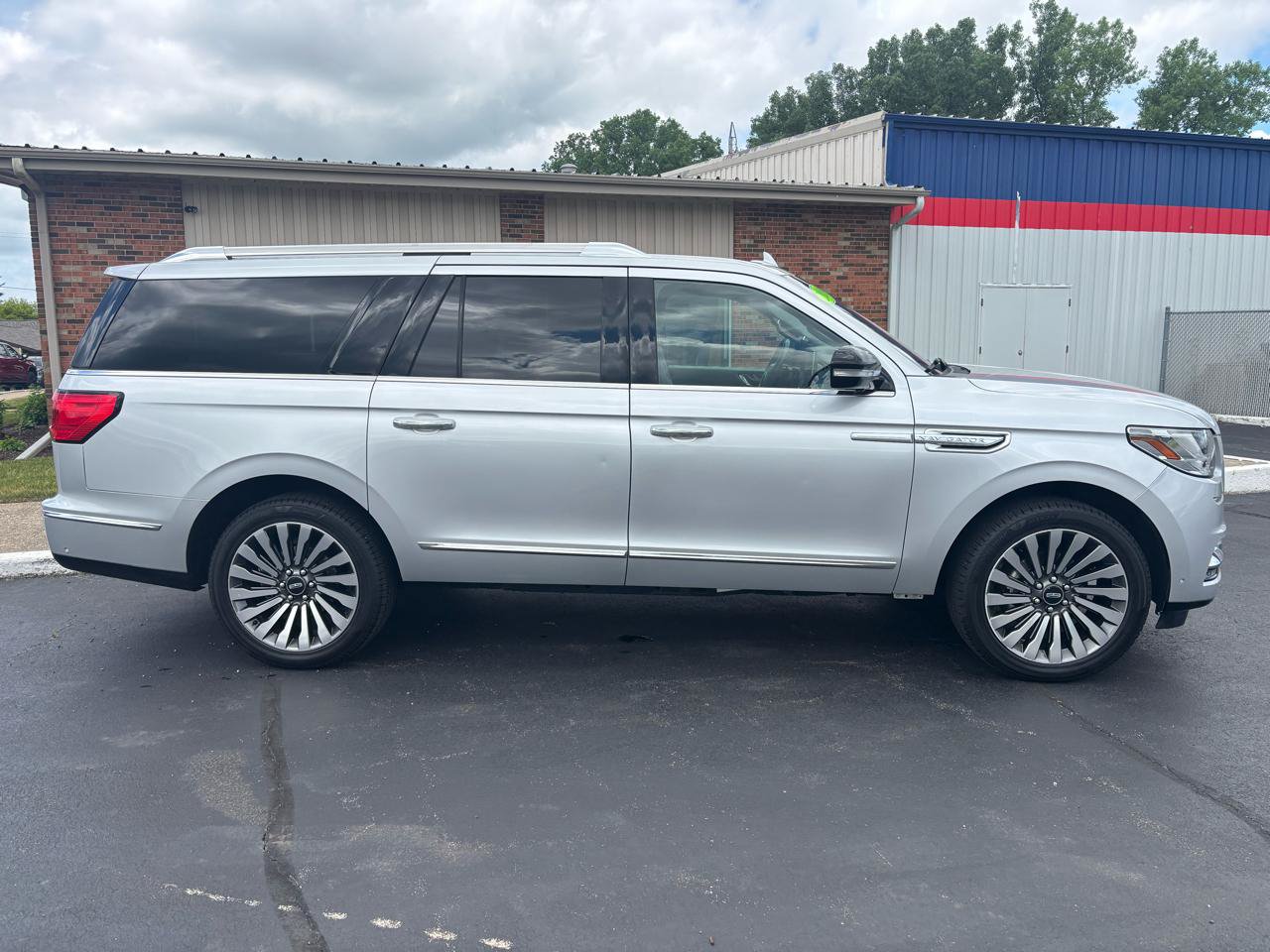 Used 2018 Lincoln Navigator L Reserve w/ Technology Package AWD/4WD image 2