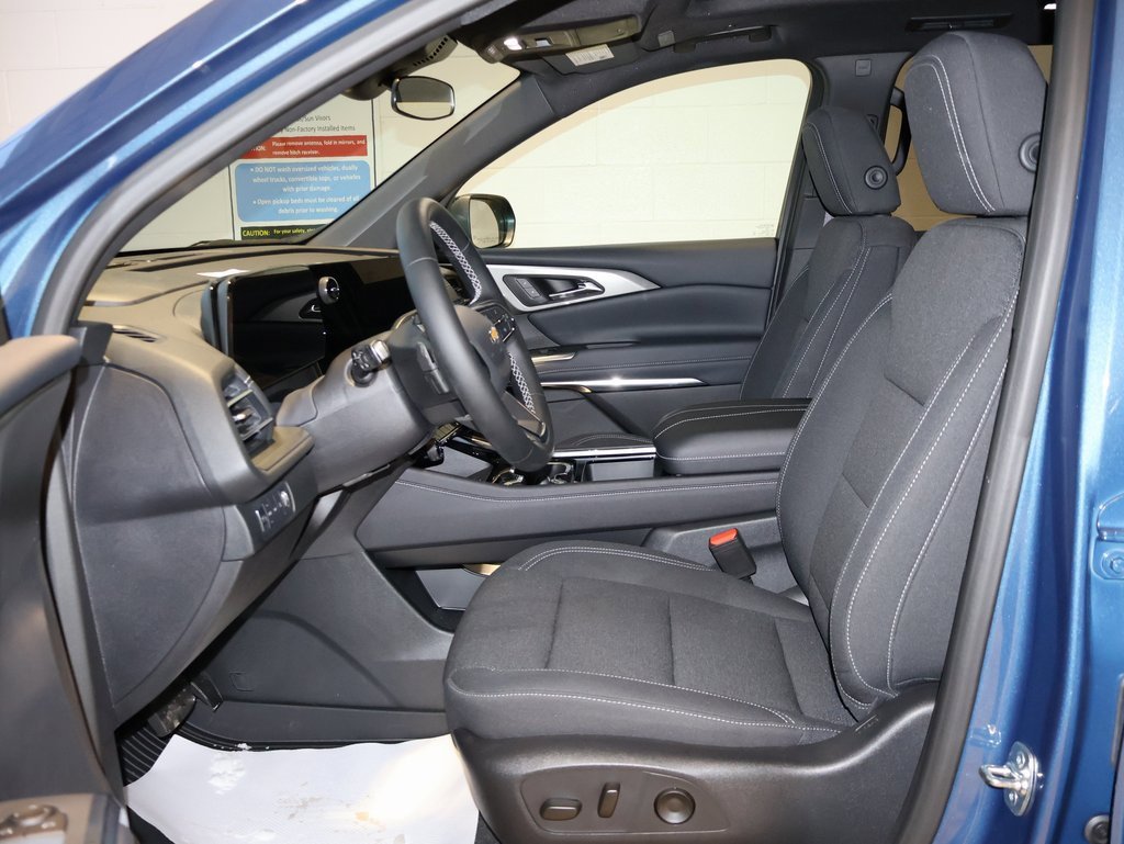 Used 2025 Chevrolet Traverse LT w/ Sun and Wheel Package image 13