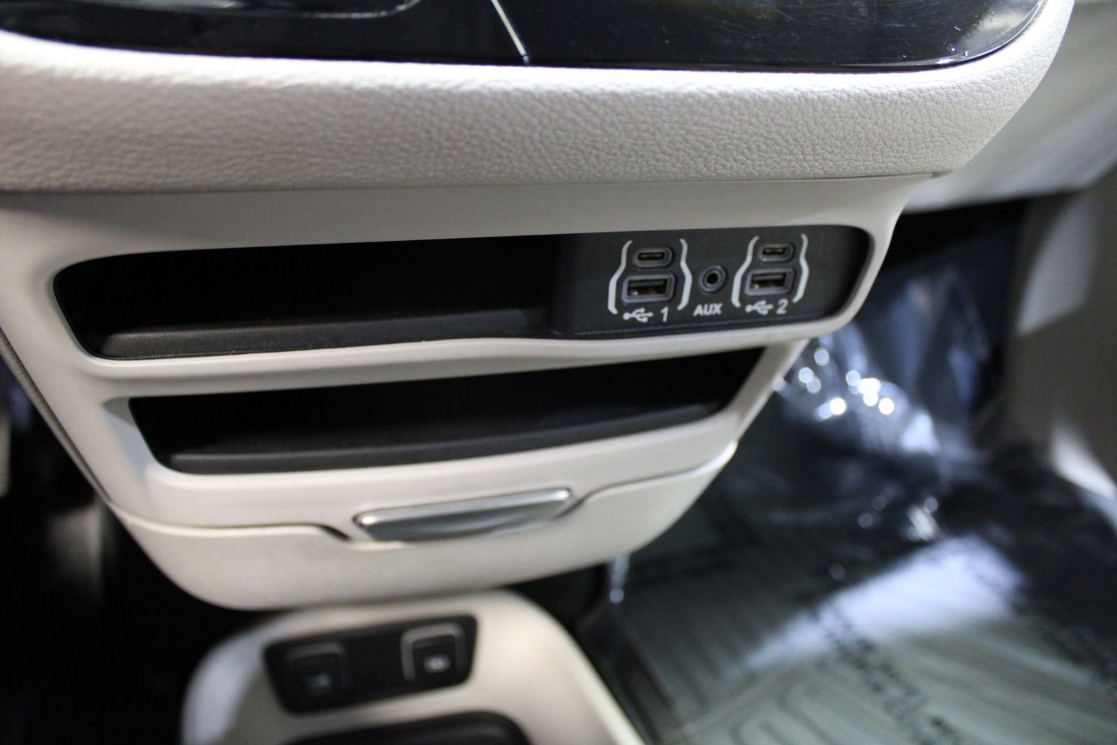 Used 2021 Chrysler Pacifica Touring-L FWD image 38