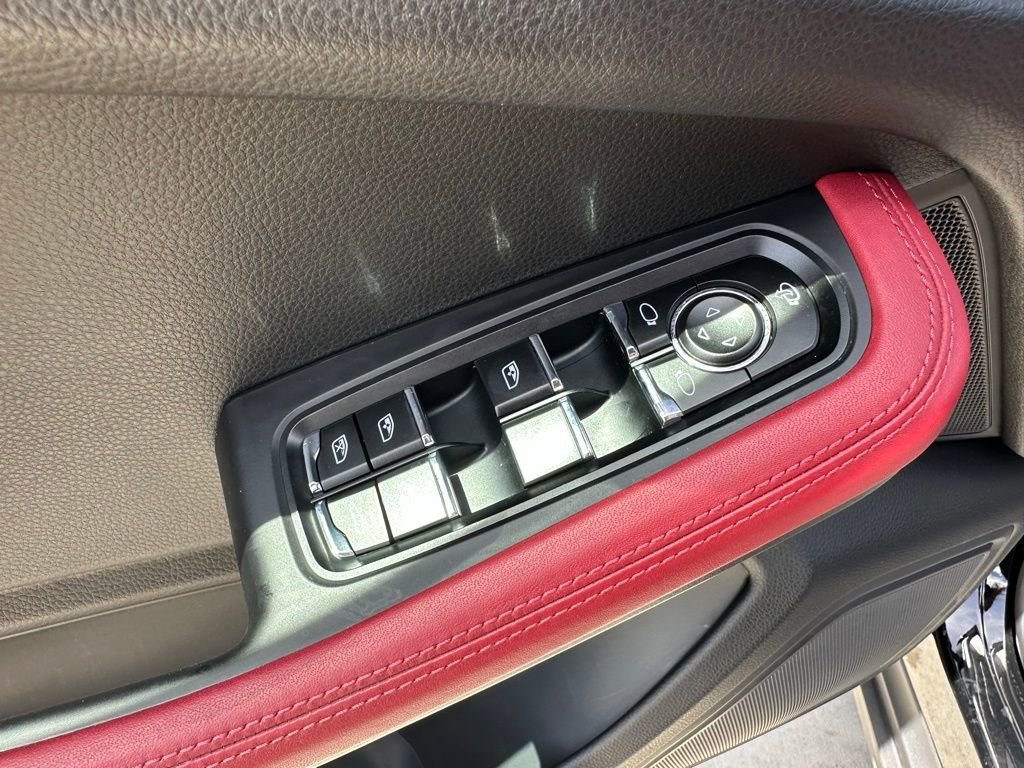 Certified 2023 Porsche Macan AWD/4WD image 21