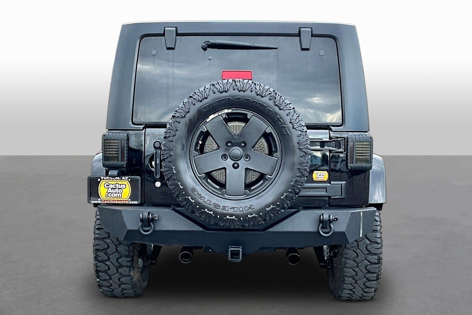 Used 2012 Jeep Wrangler Unlimited Sahara w/ Dual Top Group AWD/4WD image 4