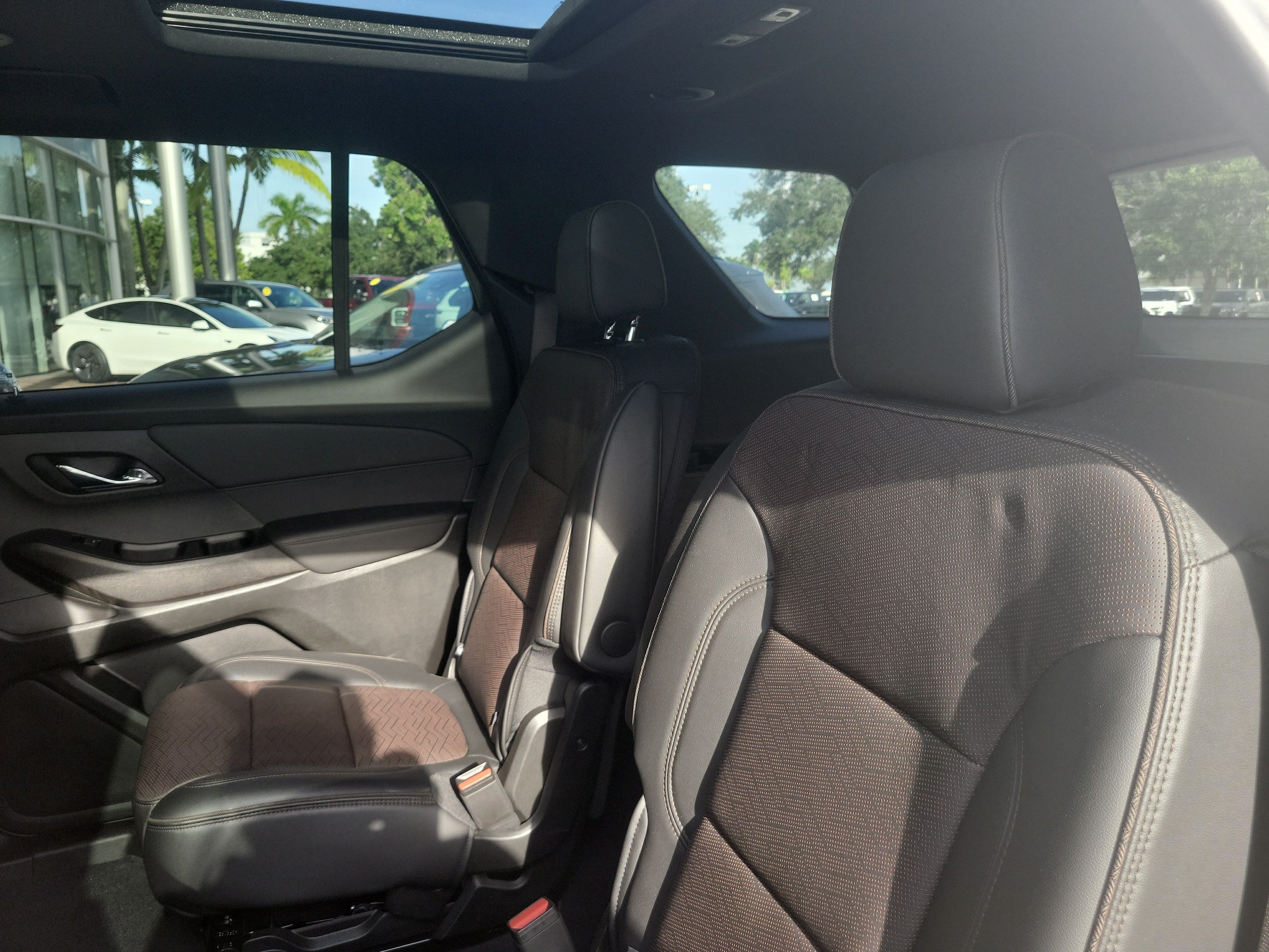 Used 2023 Chevrolet Traverse High Country FWD image 16