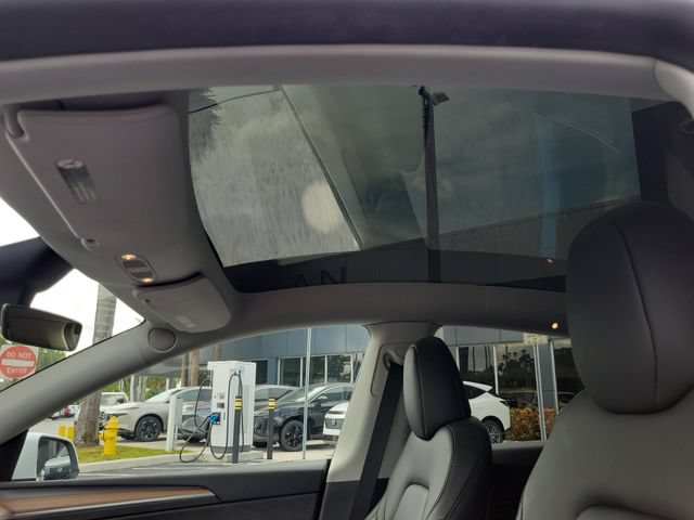 Used 2025 Tesla Model Y Long Range RWD image 18