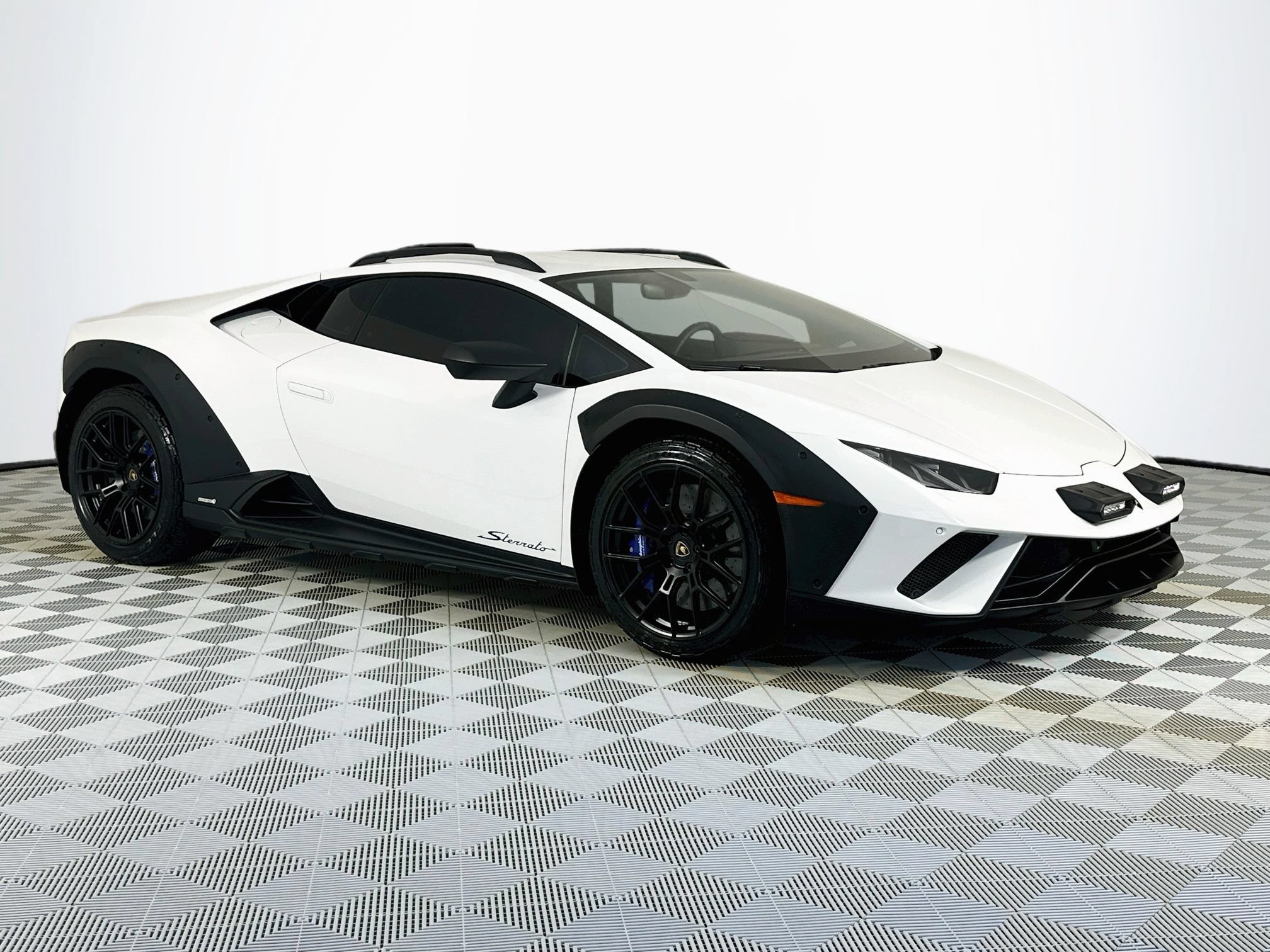 Used 2023 Lamborghini Huracan Sterrato AWD/4WD image 3