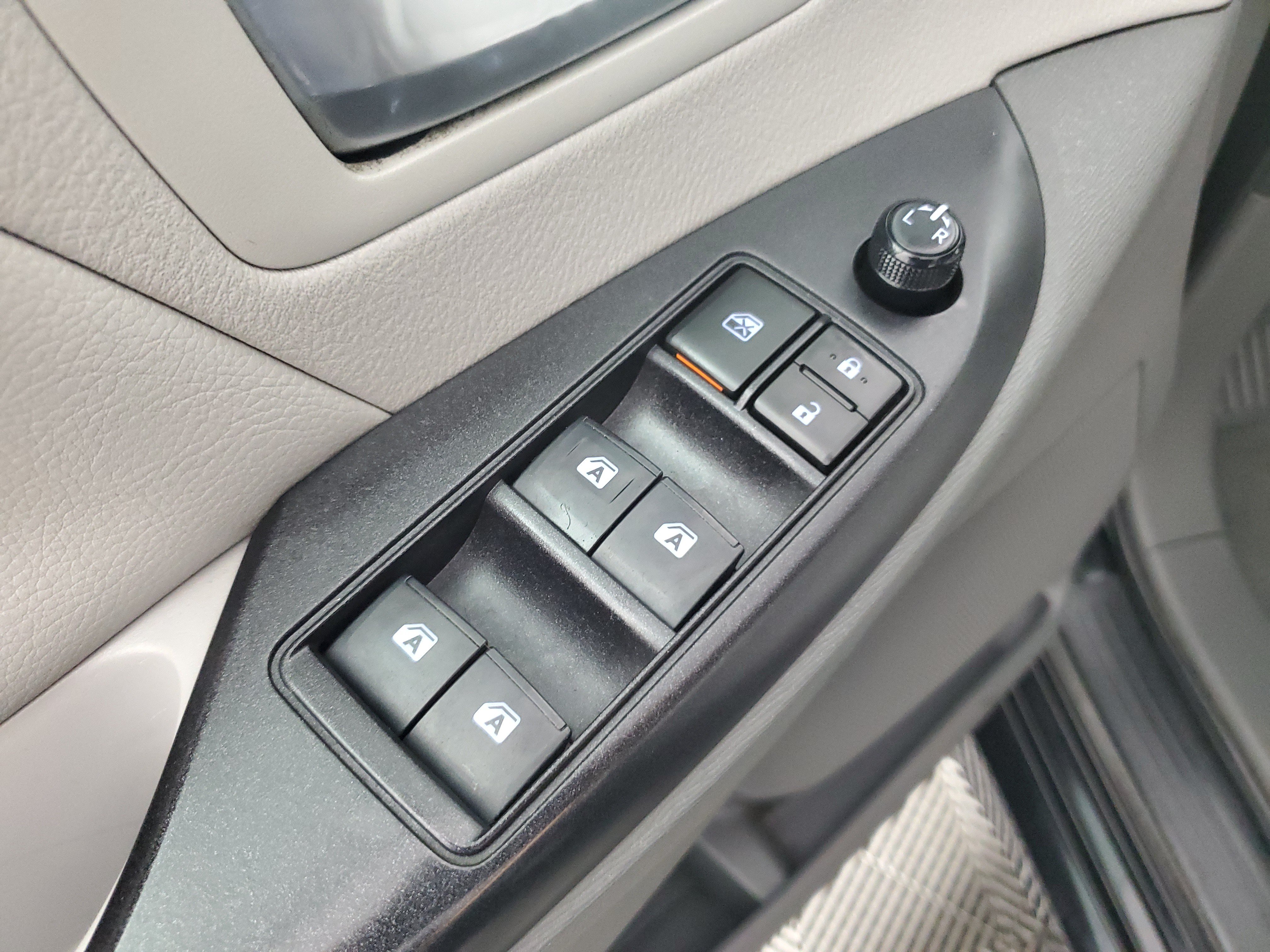 Used 2020 Toyota Sienna LE w/ Carpet Mat Package FWD image 27