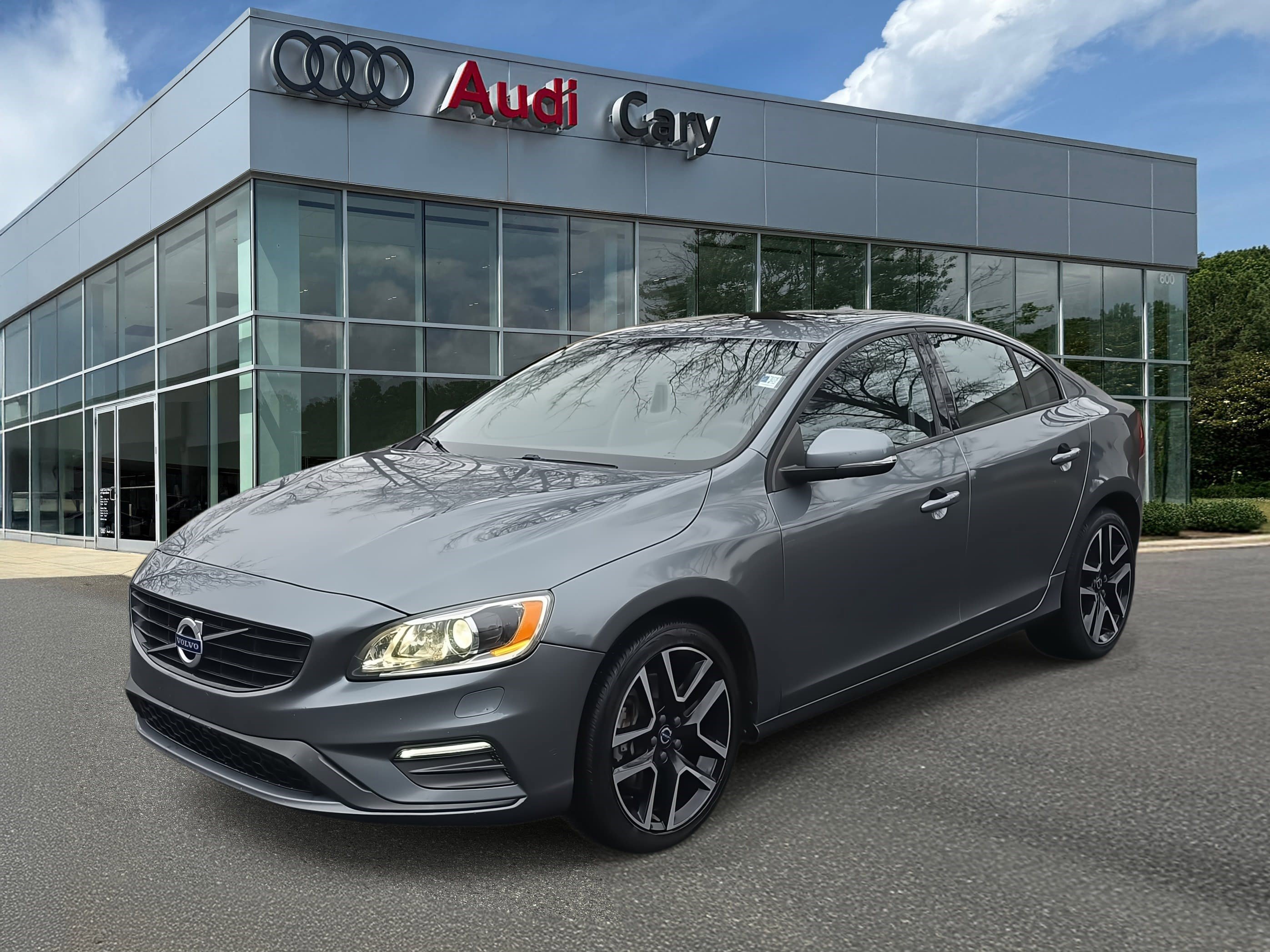 Used 2018 Volvo S60 T5 Dynamic w/ Vision Package image 1