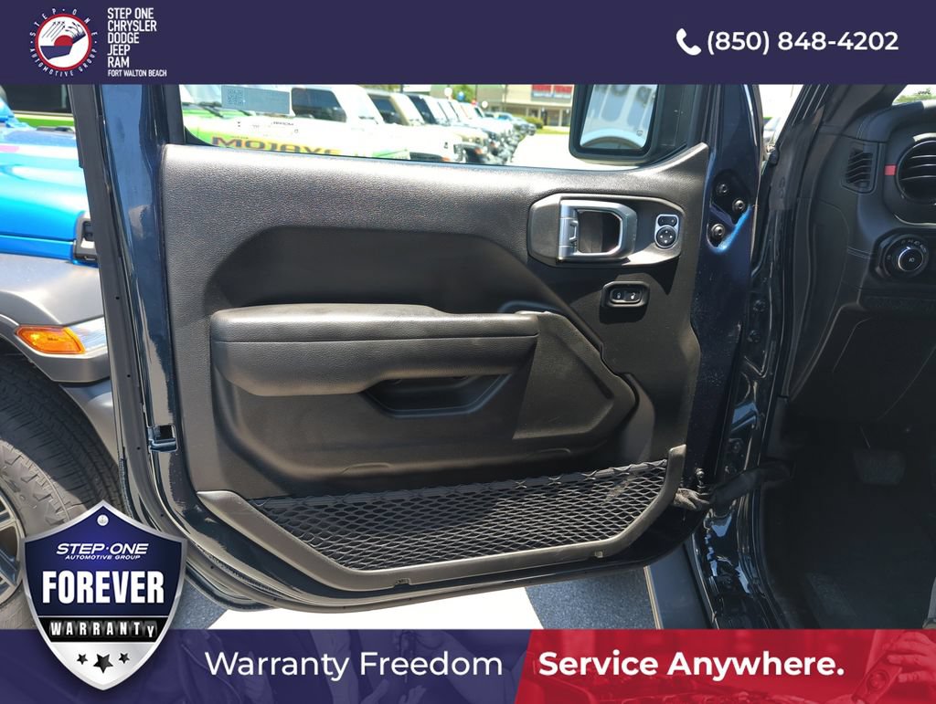 Used 2025 Jeep Wrangler Unlimited Rubicon w/ Convenience Group AWD/4WD image 17