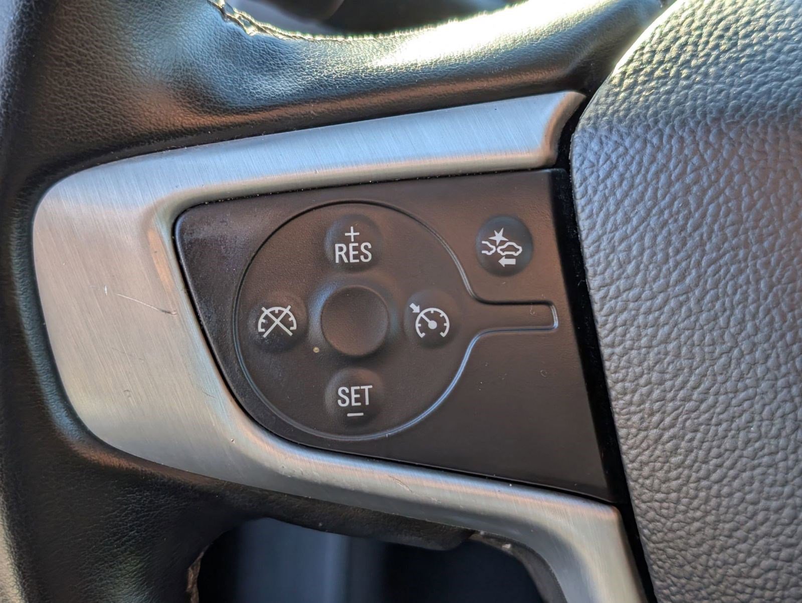 Used 2023 GMC Acadia SLT image 17