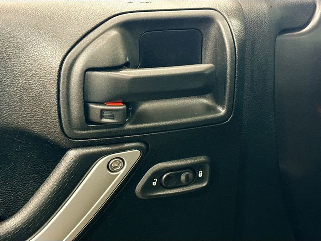 Used 2017 Jeep Wrangler Unlimited Rubicon w/ Connectivity Group image 17