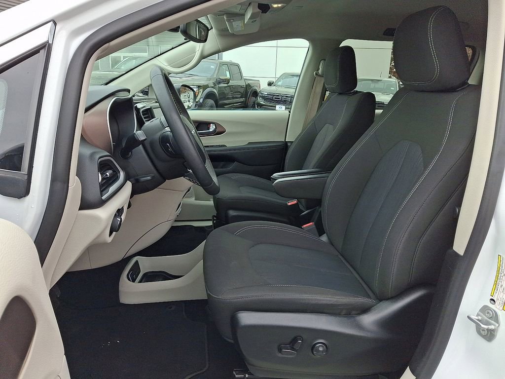 Used 2024 Chrysler Voyager LX image 15