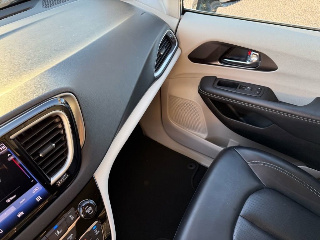 Used 2024 Chrysler Pacifica Touring-L image 32