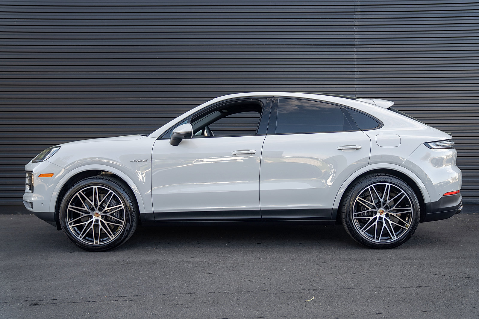 Certified 2025 Porsche Cayenne E-Hybrid Coupe AWD/4WD image 2