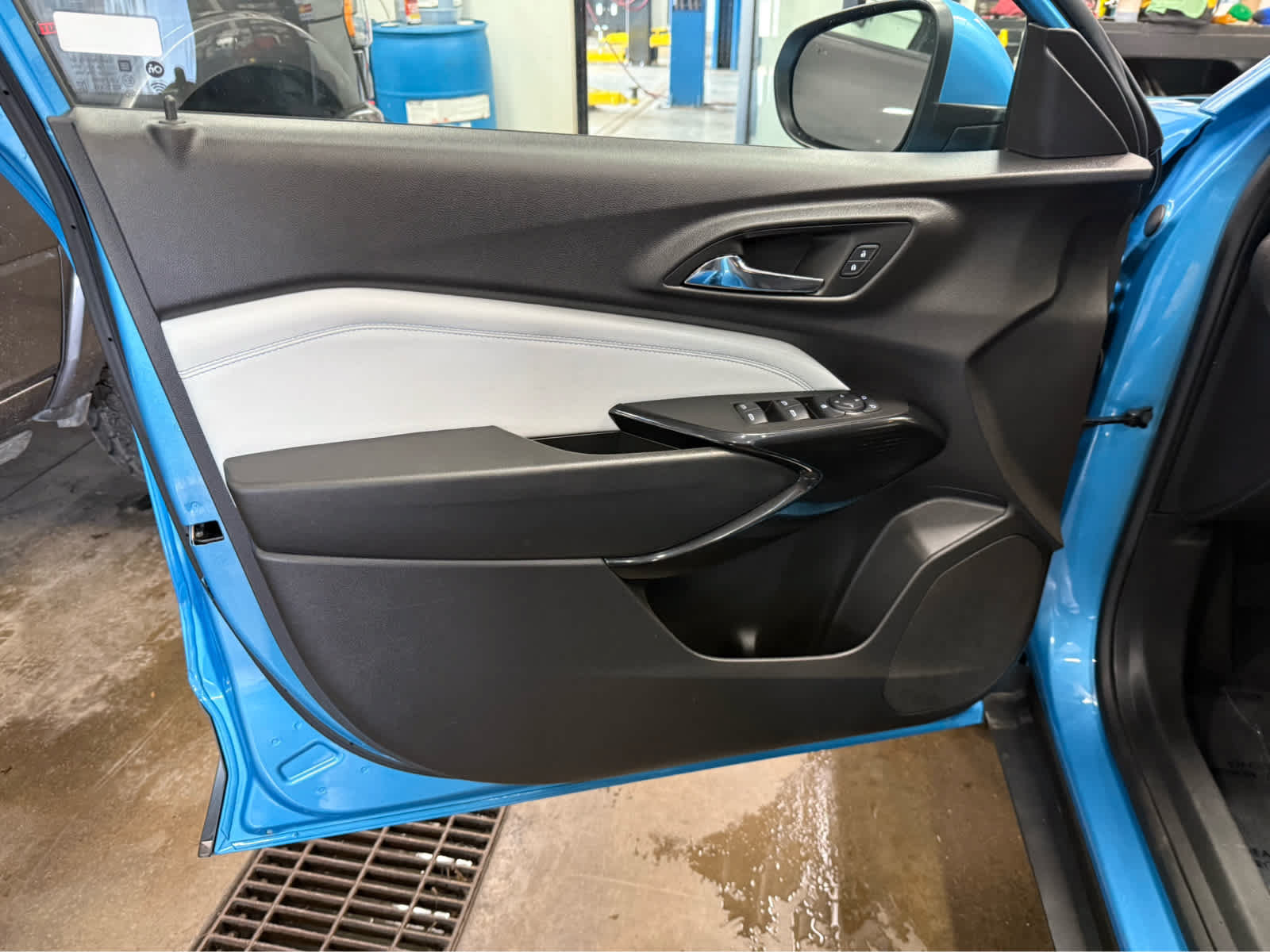 Used 2025 Chevrolet Trax LT w/ Driver Confidence Package FWD image 19