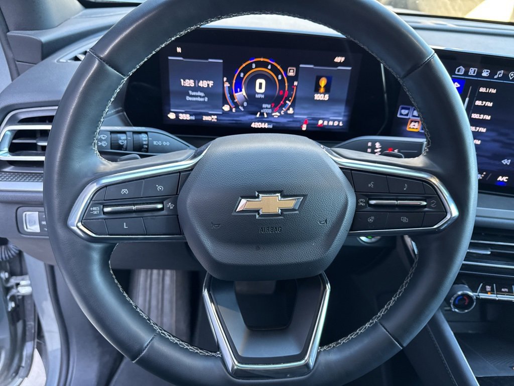 Used 2024 Chevrolet Traverse LT image 3