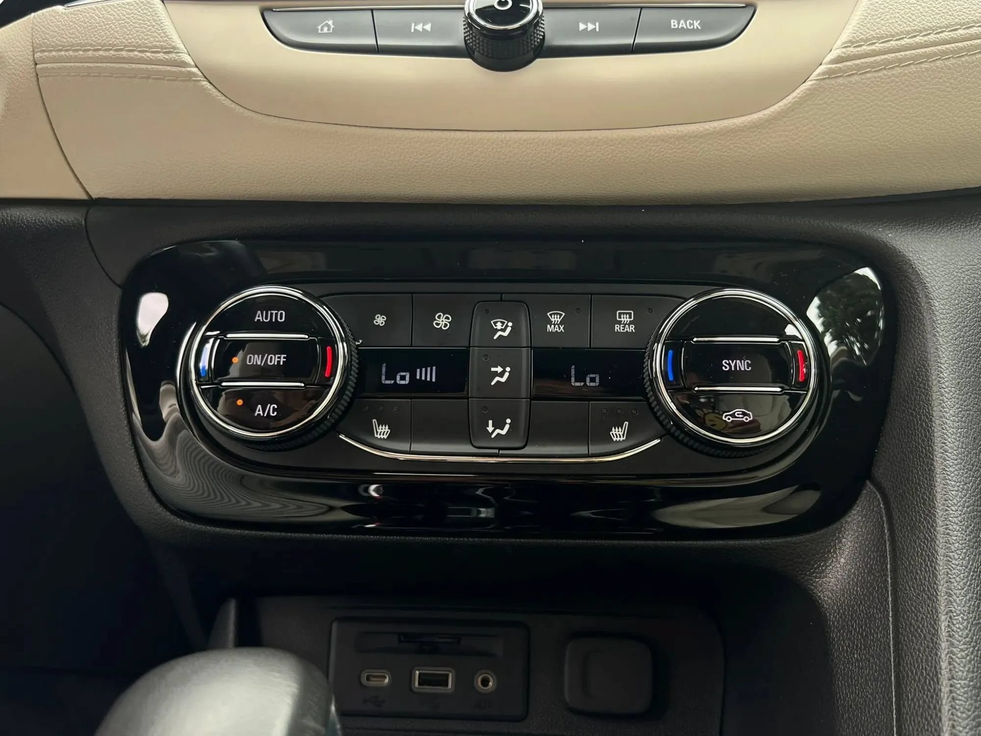 Used 2020 Buick Encore GX Essence w/ Experience Buick Package AWD/4WD image 38