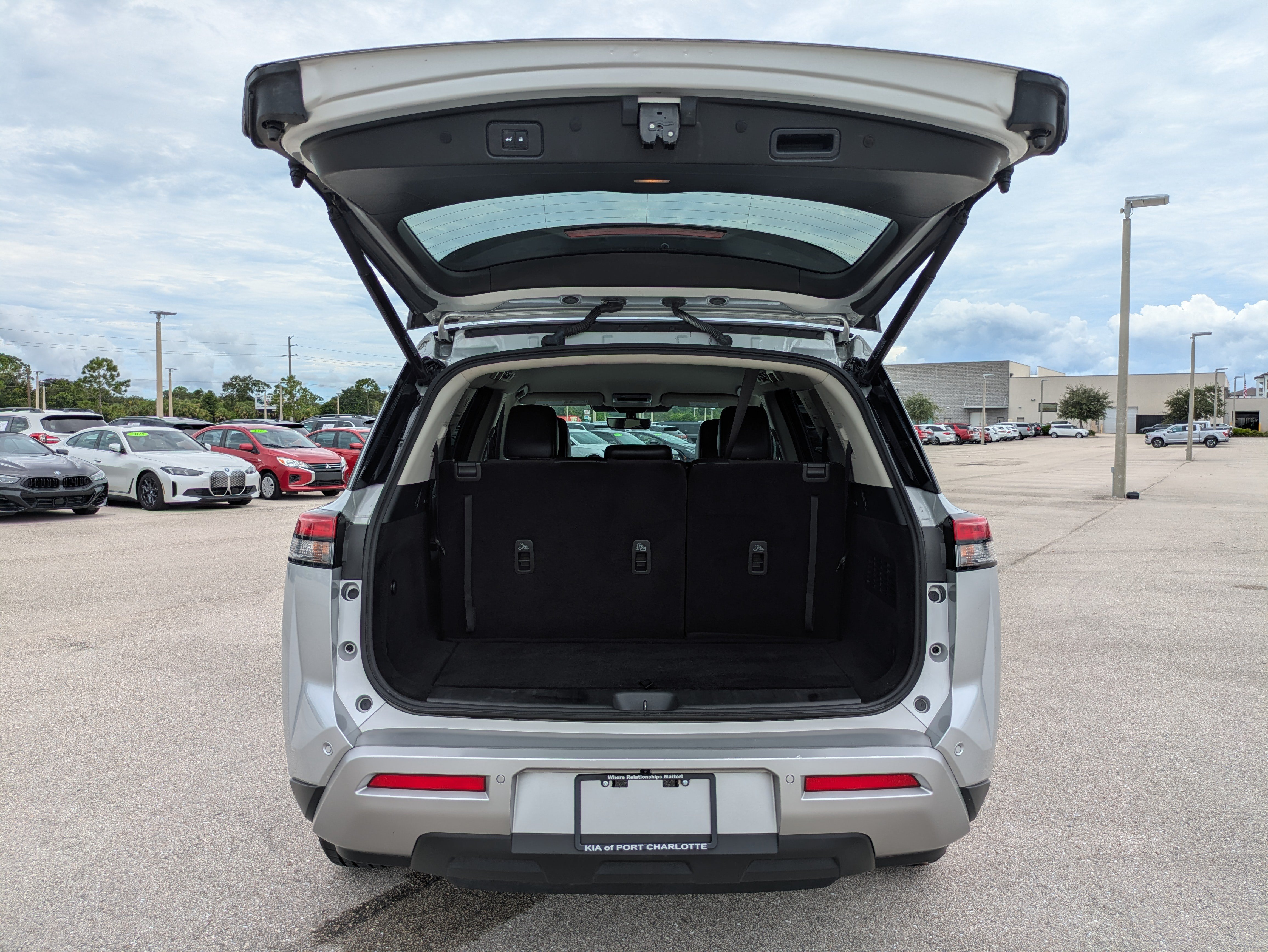 Used 2025 Nissan Pathfinder SL AWD/4WD image 32