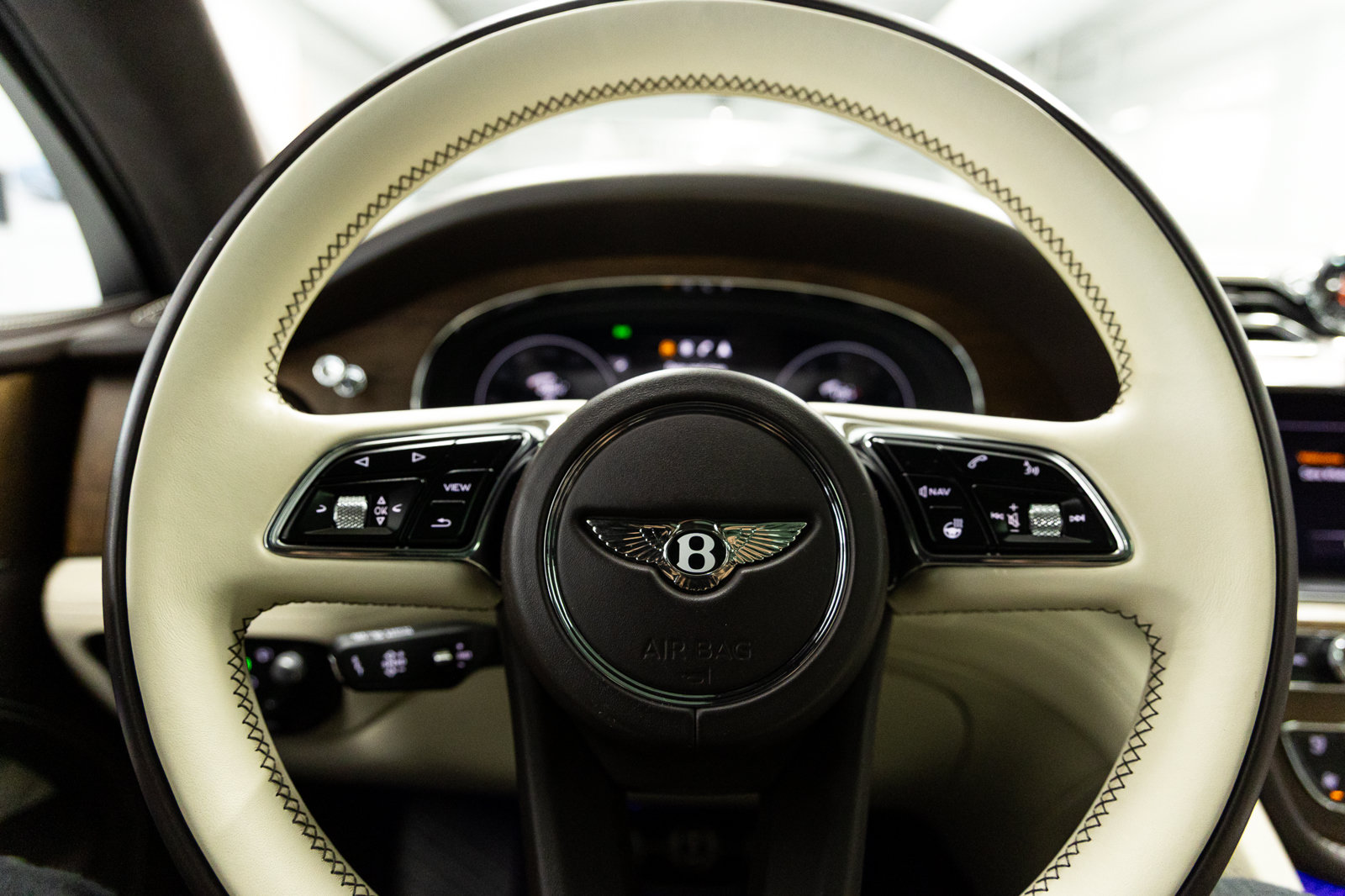 Used 2023 Bentley Bentayga AWD/4WD image 33