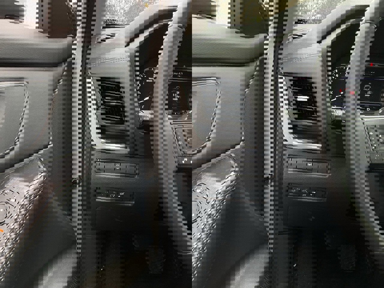 Used 2025 Nissan Rogue SV image 25