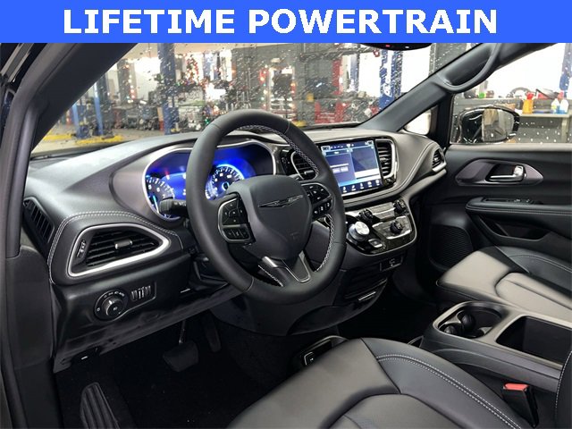New 2026 Chrysler Pacifica Select image 10