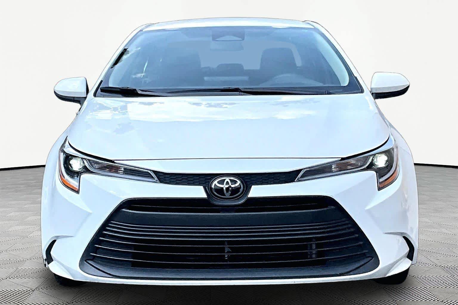 Used 2025 Toyota Corolla LE FWD image 4