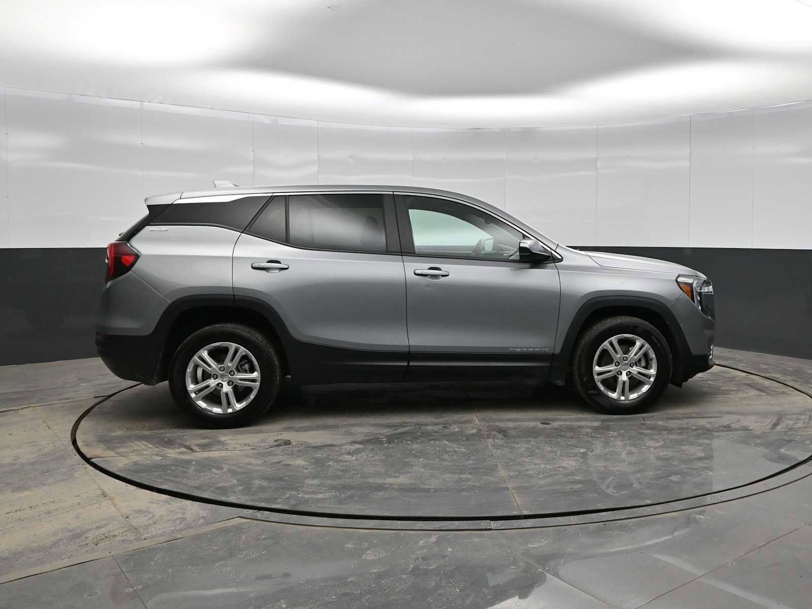 Used 2024 GMC Terrain SLE image 9