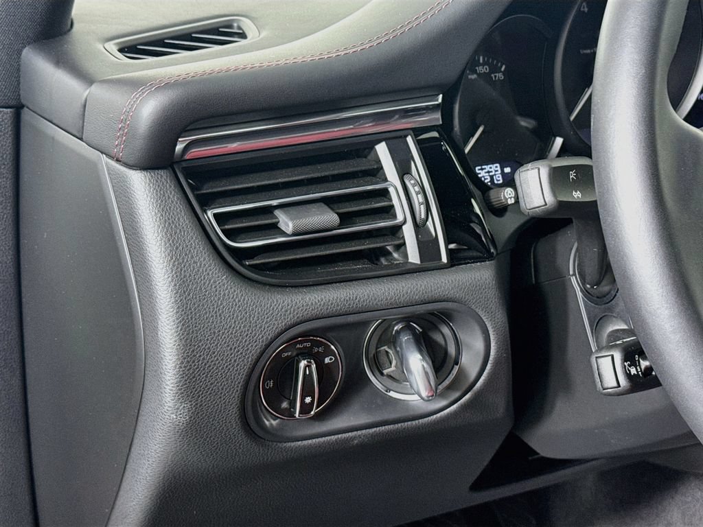 Certified 2026 Porsche Macan AWD/4WD image 11
