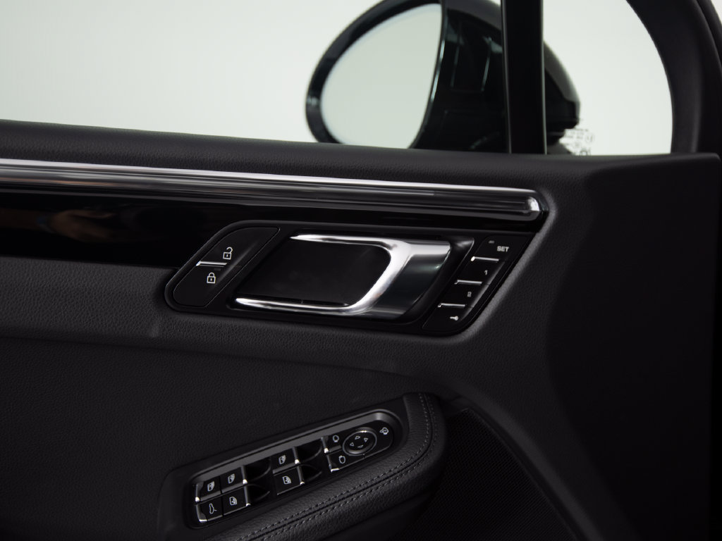 Certified 2026 Porsche Macan AWD/4WD image 18