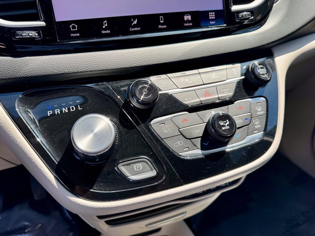 Used 2024 Chrysler Pacifica Touring-L FWD image 28