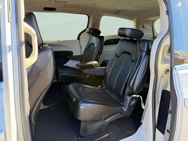 Used 2024 Chrysler Pacifica Touring-L FWD image 4