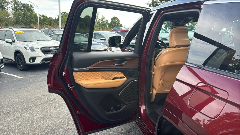 Used 2025 Jeep Grand Cherokee Summit AWD/4WD image 29