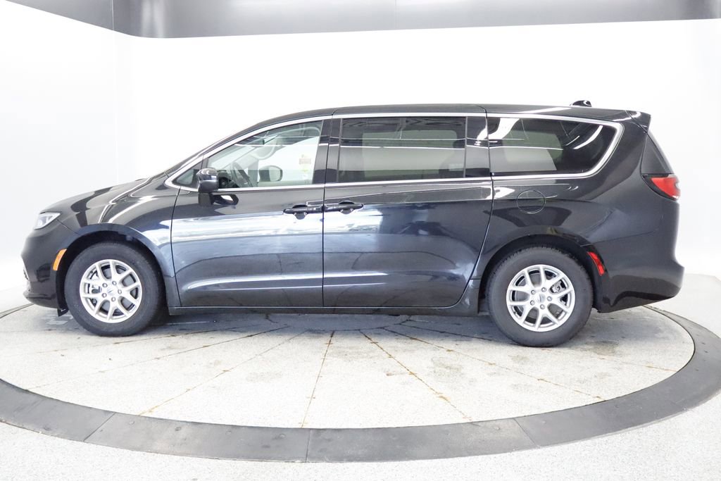 Certified 2023 Chrysler Pacifica Touring-L FWD image 2
