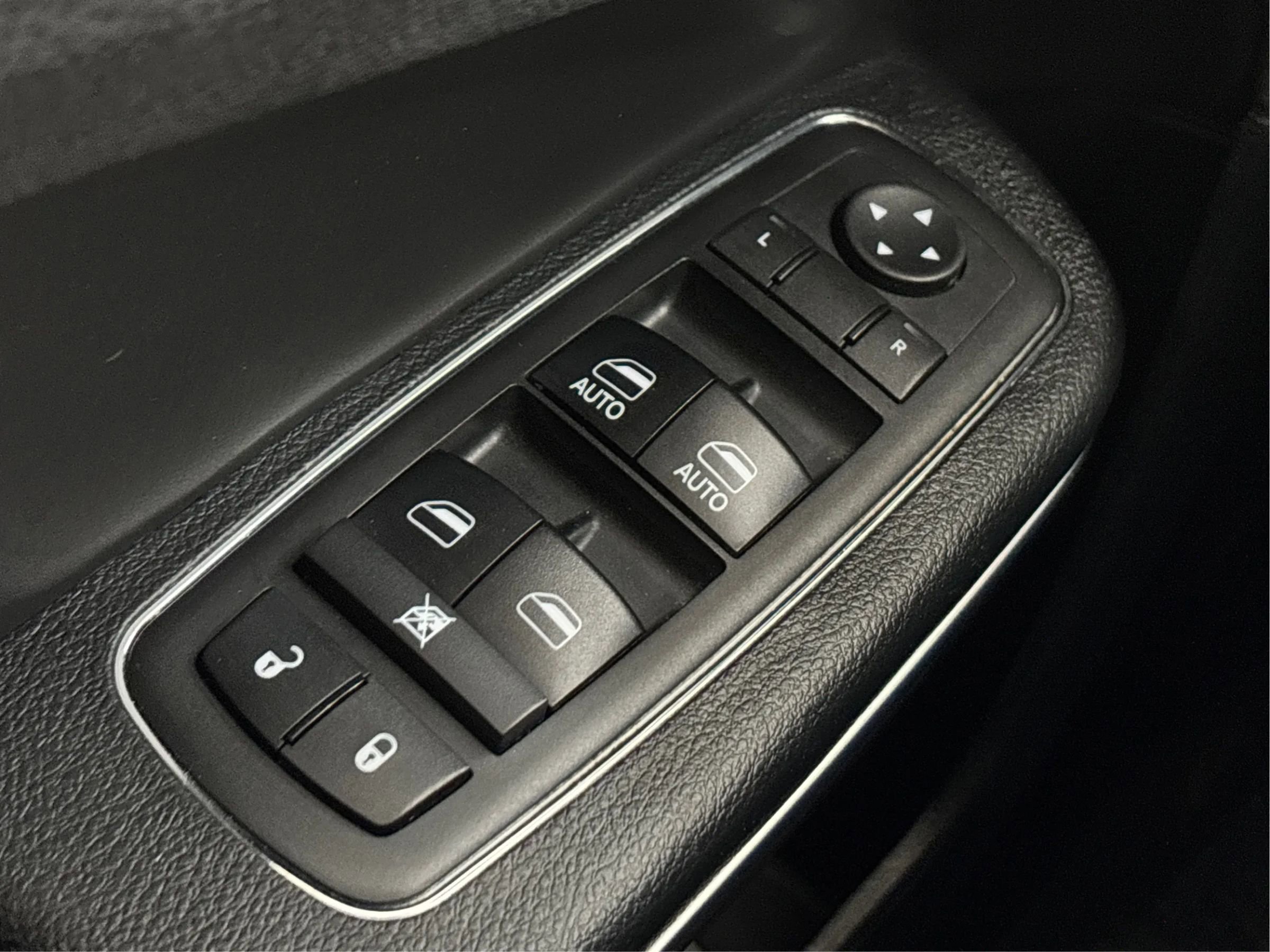 Used 2017 Chrysler 300 C image 43