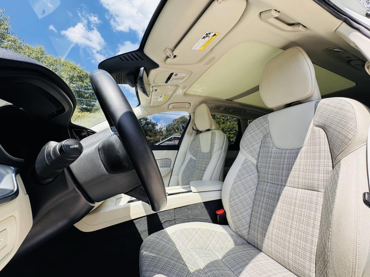 Used 2022 Volvo XC60 B5 Momentum image 13