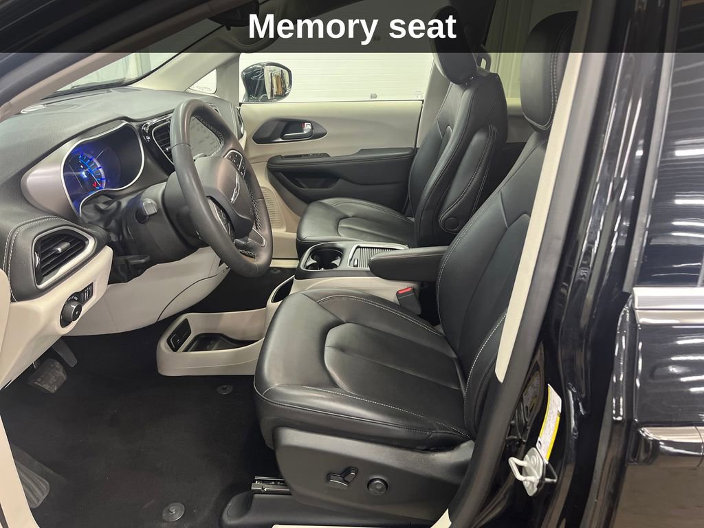 Used 2024 Chrysler Pacifica Select image 12