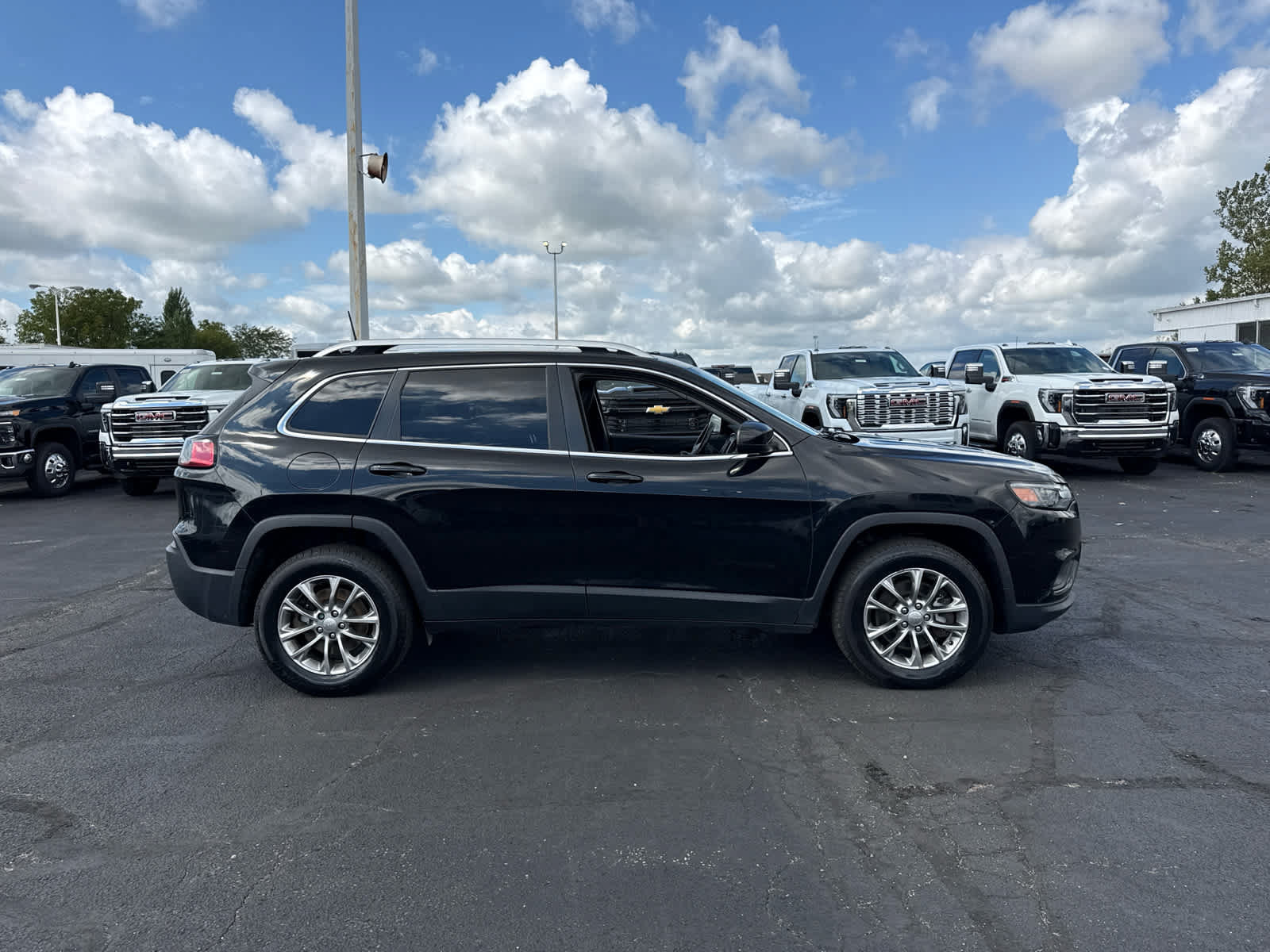 Used 2019 Jeep Cherokee Latitude Plus w/ Cold Weather Group AWD/4WD image 6