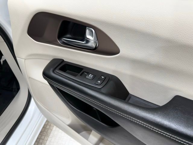 Used 2023 Chrysler Voyager LX image 22
